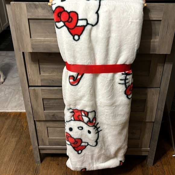 NWT HELLO KITTY FAUX FUR CANDY CANE CHRISTMAS BLANKET - Picture 8 of 9